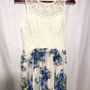 Girls (juniors) white and blue floral dress. Brand speechless, size 11